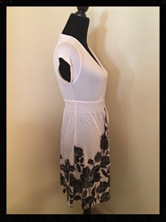 Comfortable and Pretty White and Black Dress. Womens Medium  Comfortable and Pretty White and Black Dress. Size Medium.