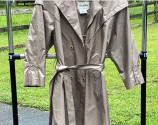 lovely raincoat by British Mist. womens size 12P 